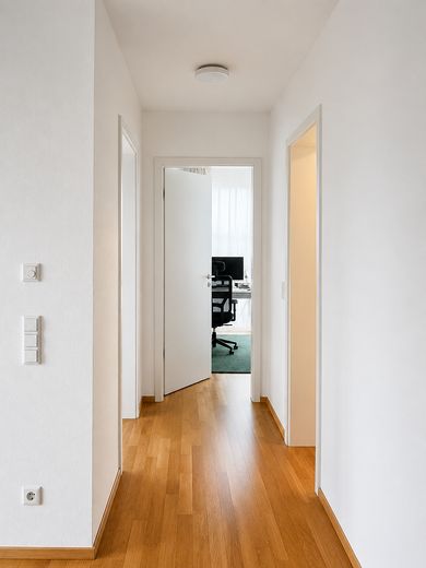 Aantrekkelijk 3,5-kamerappartement met loggia, ingerichte keuken en prachtig uitzicht – Flur