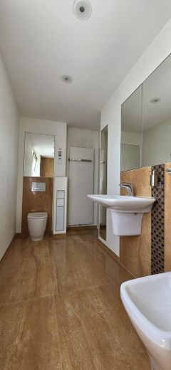 More than a house: exceptional property with plenty of space for living, working and your own ideas – Bad 1. OG Bild Nr. 2