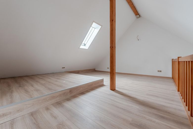 Loft-Feeling auf zwei Ebenen: Maisonette mit Galerie und Balkon mitten in Bensheim – Galerie