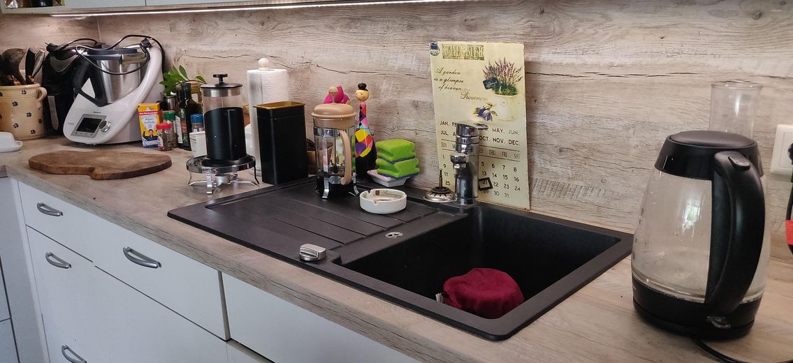 Precioso apartamento de 2 habitaciones con patio-jardín propio en la casa aterrazada de Hannover – Küche