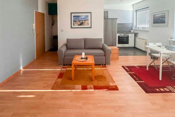 Luminoso appartamento di 1 locale al 7° piano con ascensore – libero e disponibile a Berlino-Tempelhof