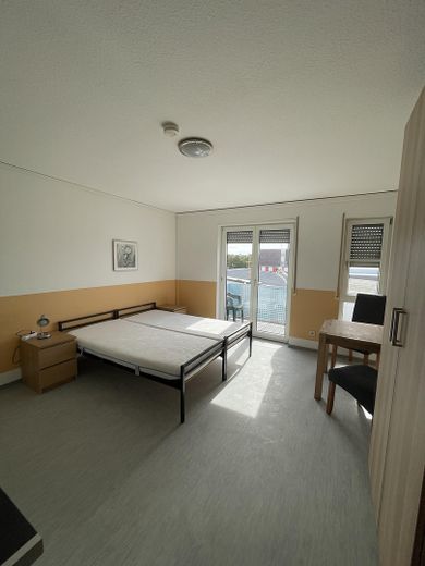 Práctico apartamento urbano de 27 m² | Amueblado | Cocina equipada | Balcón | Lavadora – Wohnbereich 1