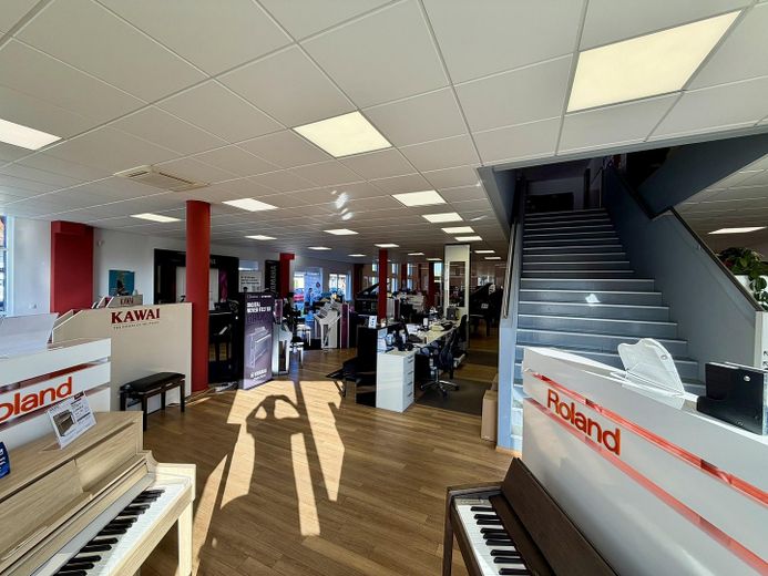 Immobile commerciale polivalente con showroom, capannone e unità abitativa a Heusenstamm – Ausstellung EG – Treppenbereic