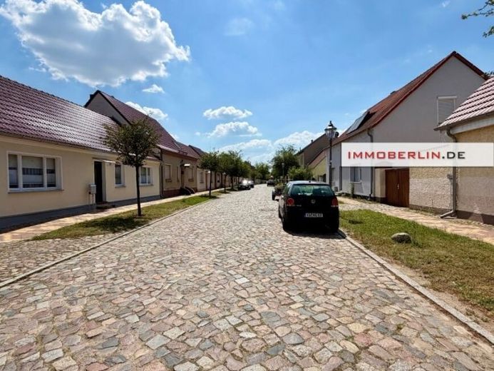 IMMOBERLIN.DE - ¡Oportunidad de renovación! Casa con edificio anexo y potencial de ampliación en una ubicación agradable – Photo 1