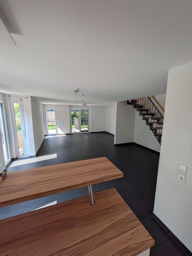Bahçeli ve güneybatı teraslı şık maisonette daire – kendi evinizde yaşıyormuş gibi – Wohnessbereich