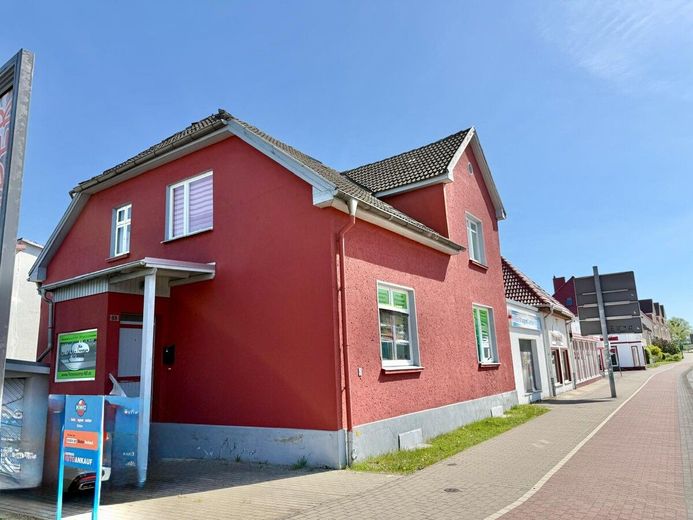 HORN IMMOBILIEN++ Neubrandenburg, Wohn- und Geschäftshaus in guter Lage, mit Keller und Stellplatz – Nutzen Sie Ihre Chance!