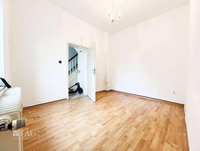 Substanz mit Ausbau- und Modernisierungspotenzial – Wohnzimmer