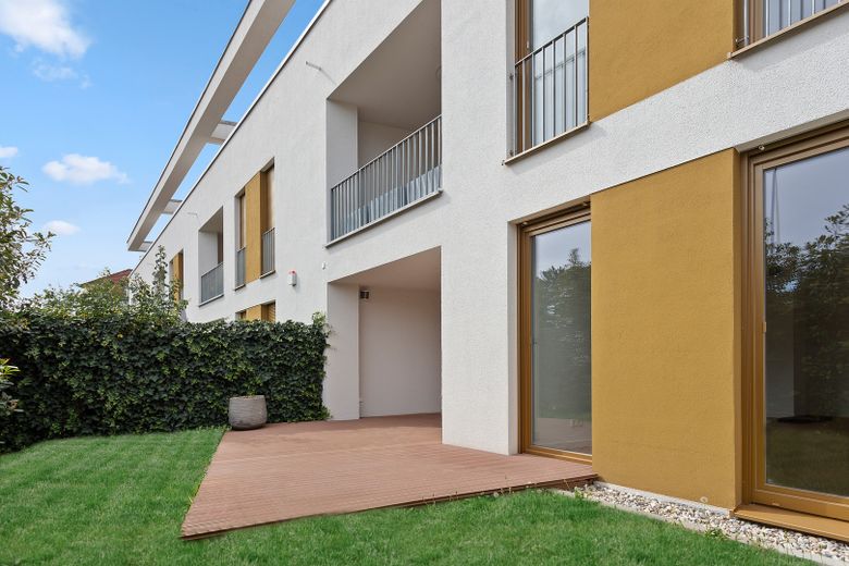 Exklusives Einfamilienhaus mit hochwertiger Ausstattung, 2 PKW Stellplätzen und kleinem Garten – Terrasse EG mit Gartenanteil