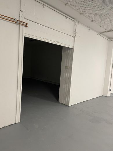 Lagerhalle neu saniert in optimaler Verkehrslage – Durchgang (2. separater Raum)