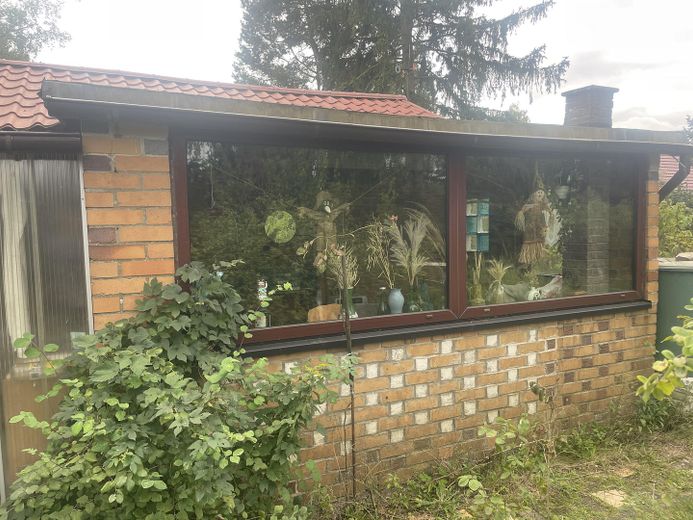Kleines Gartenhaus vorn