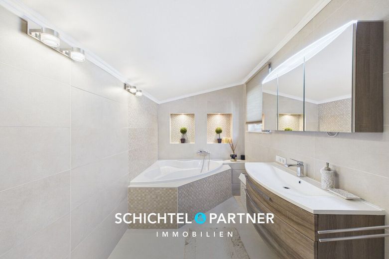 Osterholz | Hochwertig saniertes Einfamilienhaus mit großem Garten – S&amp;P | Wannenbad