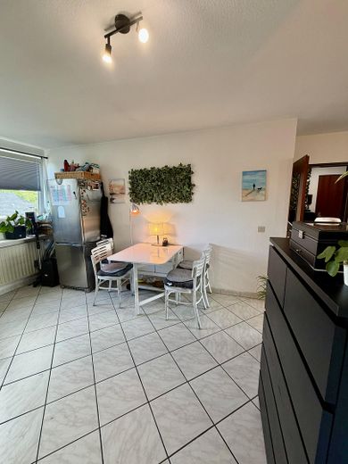 Prachtig appartement op de zolderverdieping met grote loggia, parkeerplaats in rustige ligging en ca. 6 % rendement – Essbereich