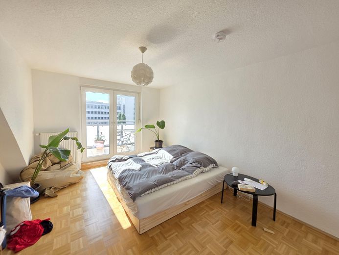 Nicht alltägliche 2,5 Raum Komfortwhg. großer Sonnenbalkon, Bad: Wanne + Dusche, Echtholzparkett – Schlafen davor Balkon
