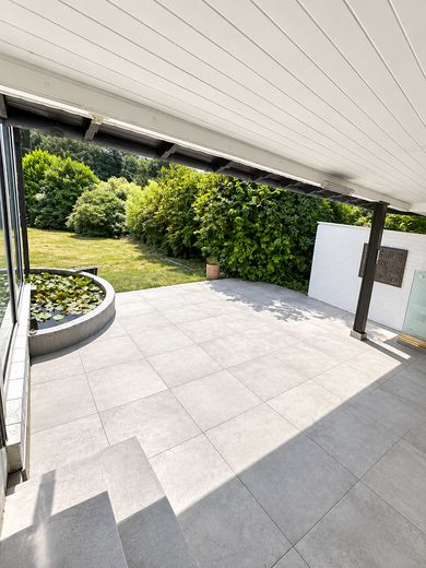 Spacious garden apartment with an exceptional living area, terrace, and direct views of greenery – Terrasse