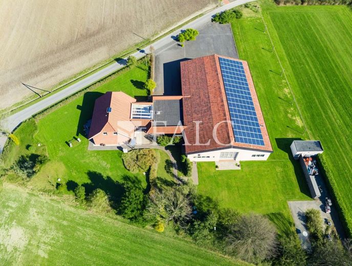 Exklusives Anwesen mit Wohnhaus, Büroflächen und Gewerbehalle auf weitläufigem Grundstück – Titelbild