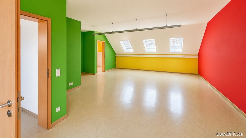 Großzügige Büro- / Praxisfläche auf zwei Ebenen in ruhiger Lage von Moorenweis – Raum 1 im OG