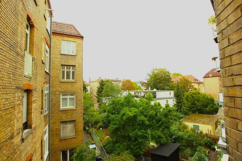 Maklerfrei: Altbau-Wohnung mit Charme in begehrter Lage! – Ausblick in den Hinterhof