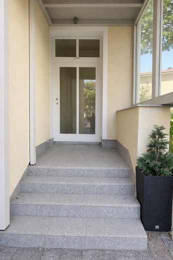 Herrschaftliche Hochparterrewohnung mit Terrasse, Kamin, Carport, in ruhiger Lage – separater Eingang