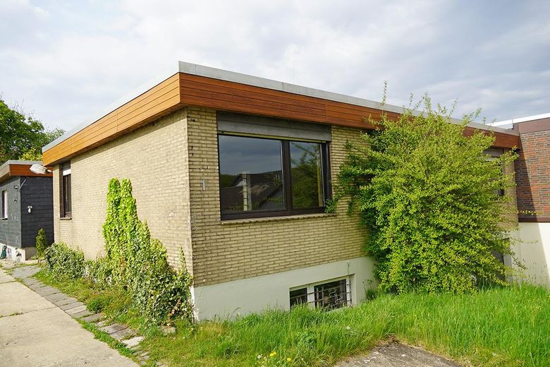 Doppelbungalow mit viel Land und Stallung – Hausansicht von Süden