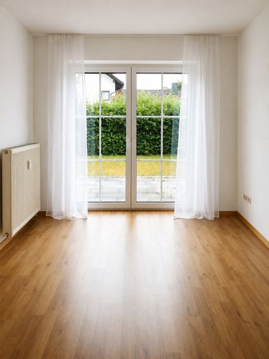 Gepflegte 2-Zimmer-Wohnung mit großer Terrasse und Garten  - Nähe Flughafen München – Wohnzimmer