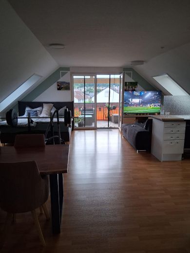 Appartement mansardé avec vue dégagée – Wohn- und Essbereich