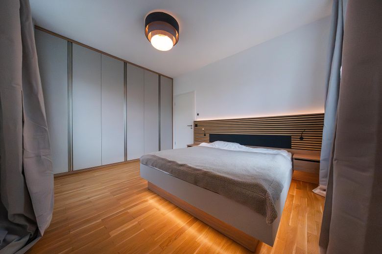 Frisch saniert & bezugsfertig I 3-Zimmer I Einbauküche I riesiger Sonnenbalkon - von privat – Schlafzimmer mit Einbauschrank