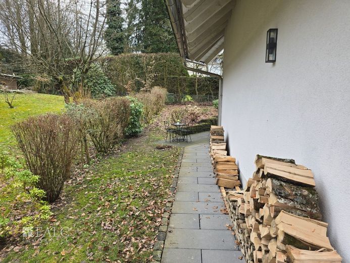 Ein Haus wie kein zweites, ruhig gelegen und mitten drin – Garten