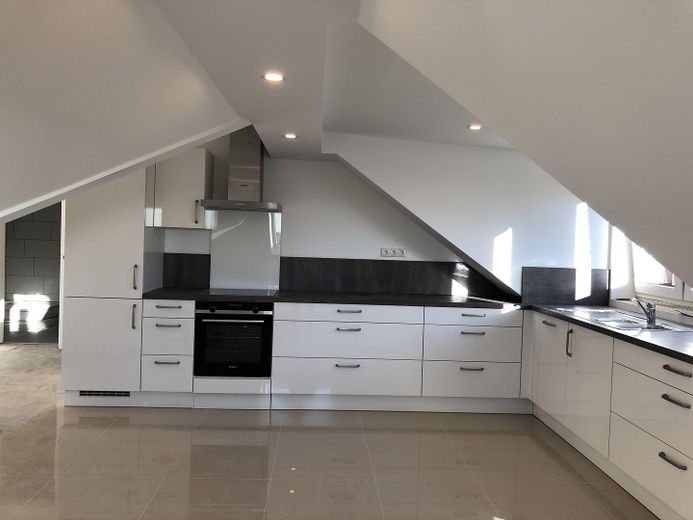 Exklusive Dachgeschosswohnung mit 2 Zimmern sowie Loggia in bevorzugter Lage von Plön – Wohnküche