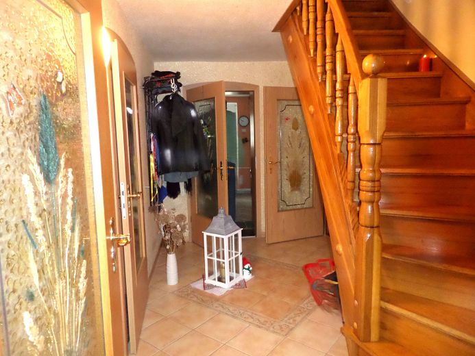 PREISREDUZIERT! Familienanwesen am Ortsrand mit Hof, Werkstatt, 2 Garagen und 1.780 m² Grundstück – EG Flur