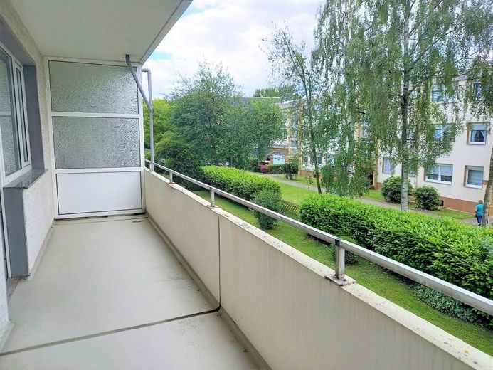 CITYHOUSE: Gut geschnittene Etagenwohnung mit großem Balkon, Keller und eigener Garage – Großer überdachter Balkon zur Gartenseite