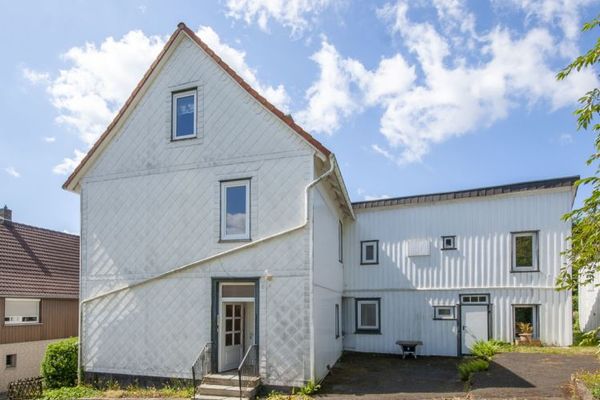 Casa immersa nel verde con appartamento aggiuntivo