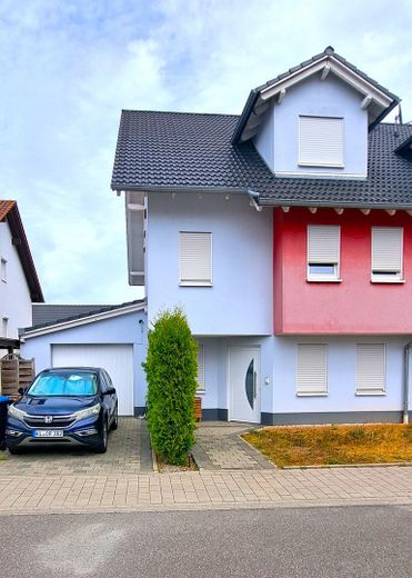 KL-Erfenbach, schöne DHH mit Doppelgarage – vorne