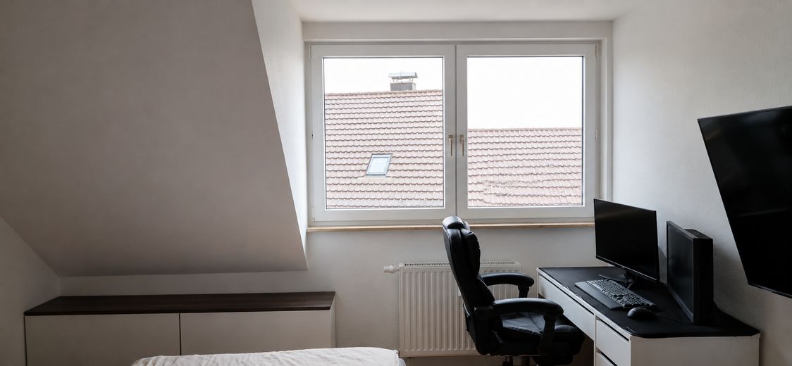 Attraente appartamento mansardato con balcone, posto auto e soffitta aggiuntiva – Schlafzimmer