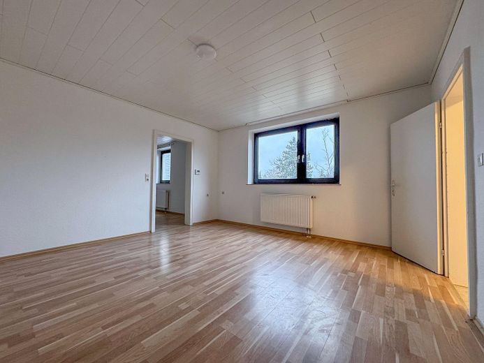 Wszechstronna posiadłość z domem mieszkalnym, halami magazynowymi & dużym podwórzem – Einliegerwohnung Wohnzimmer