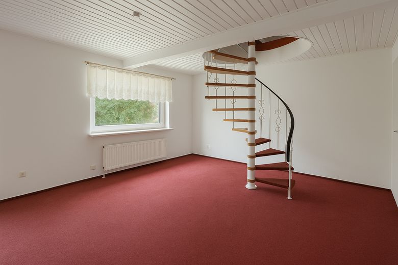 Reetdachhaus nahe Krautsand mit Garten – weitere Immobilie & Baugrundstück optional ⭐ – Wendeltreppe