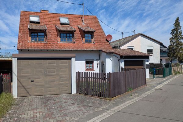 Well-maintained two-family house with large garden, garages and versatile usage possibilities
