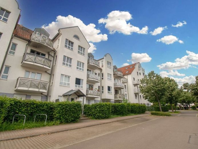 WOHNEN AUF ZWEI ETAGEN | Maisonette mit 4 Zimmern, 3 Balkonen und TG-Stellplatz – الصورة 1