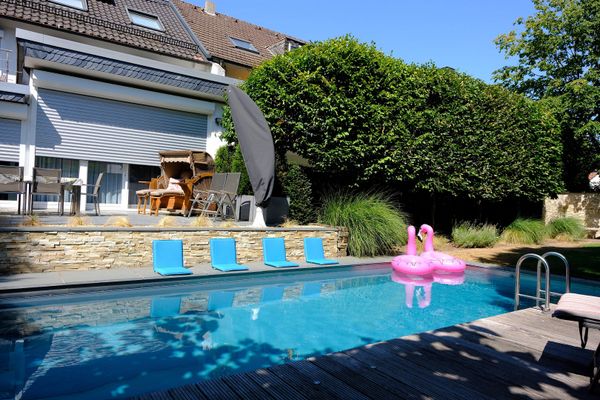 Ekskluzywna oaza dobrego samopoczucia w GE-Resse: 214 m² luksusu, zabudowy stolarskie i wymarzony naturalny basen