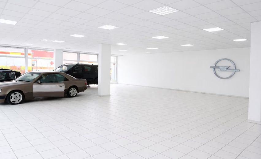 Car dealership with motor vehicle workshop & tire service TÜV in Berlin-Köpenick available for flexible rental – Showroom