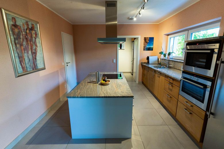 Casa passiva PLUS di architetto, classe energetica A+ (5,0 kWh/m²a) a Weisenheim am Sand – Küche Blick auf HWR
