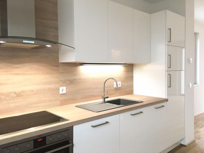 Skyline manzaralı, kapalı balkonlu, ankastre mutfaklı ve kapalı otoparklı aydınlık 2 odalı daire, Frankfurt-Riedberg – Küche