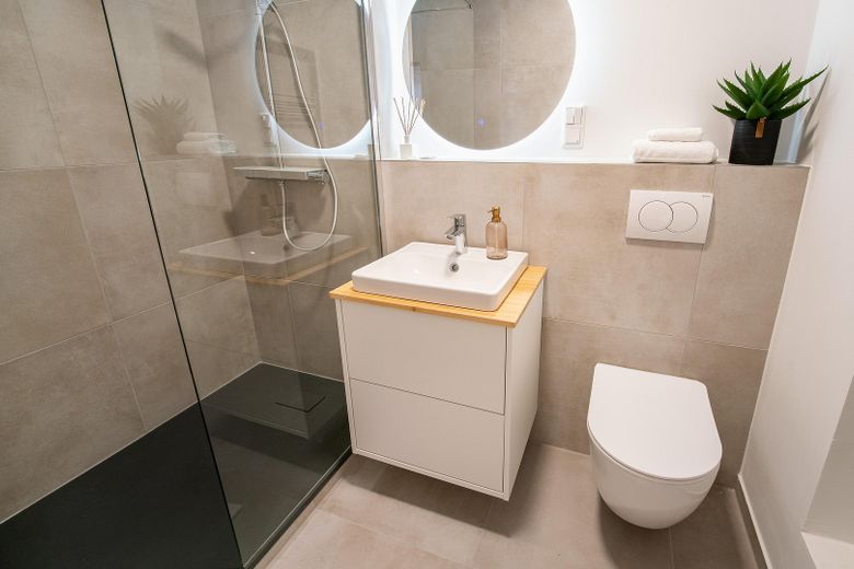 ***ERSTBEZUG NACH MODERNISIERUNG – STILVOLLE 3-ZI.-WOHNUNG MIT TAGESLICHTBAD IN DU-NEUDORF*** – BADEZIMMER
