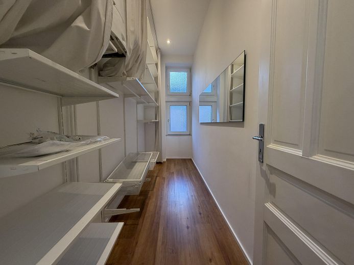 Appartement ancien de 3,5 pièces dans le Nordend avec balcon, cuisine équipée et plafonds de 3 m de hauteur – Ankleidezimmer