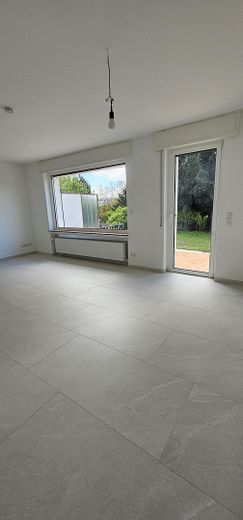 Modern saniertes Reihenhaus mit Garten in Wiesbaden-Südost – Wohnzimmer