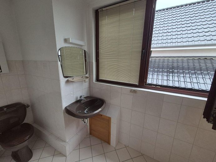 Nebenraum mit WC/Waschbecken