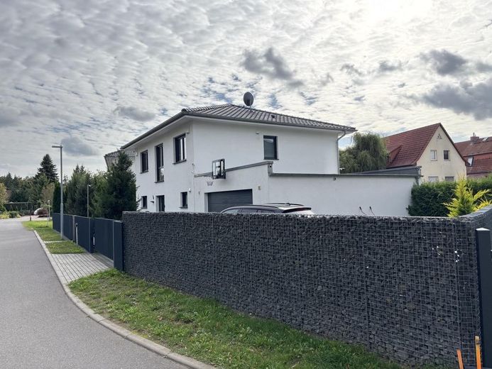 !SAHİBİNDEN SATILIK! Çift garajlı ve ısıtmalı havuzlu, son derece bakımlı 6 odalı şehir villası – Seitenansicht Haus