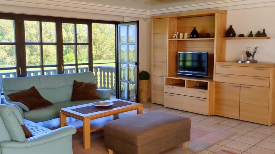 Exceptional Detached House in a Dream Location on the Edge of Open Fields – Wohnzimmer mit Blick ins Grüne