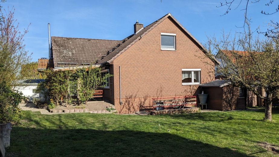 Freistehendes EFH mit Einliegerwohnung, Doppelgarage & großem Grundstück – Ost-Ansicht