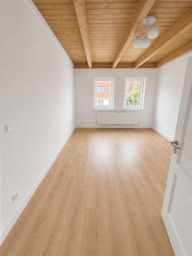 Frisch sanierte 4-Zimmer-Altbauwohnung mit Wohnküche, Holzbalkendecke & Tageslichtbad – Zimmer 2