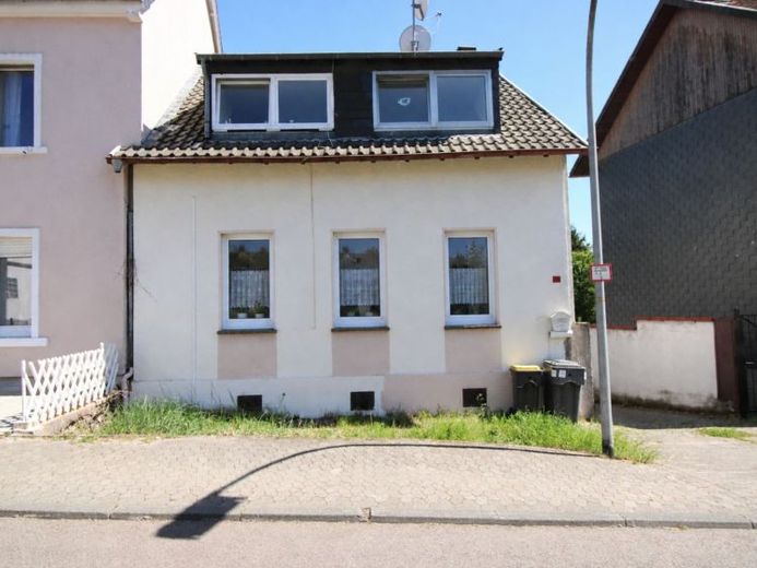 Property with enormous potential for value appreciation in Saarbrücken-Burbach – Photo 1